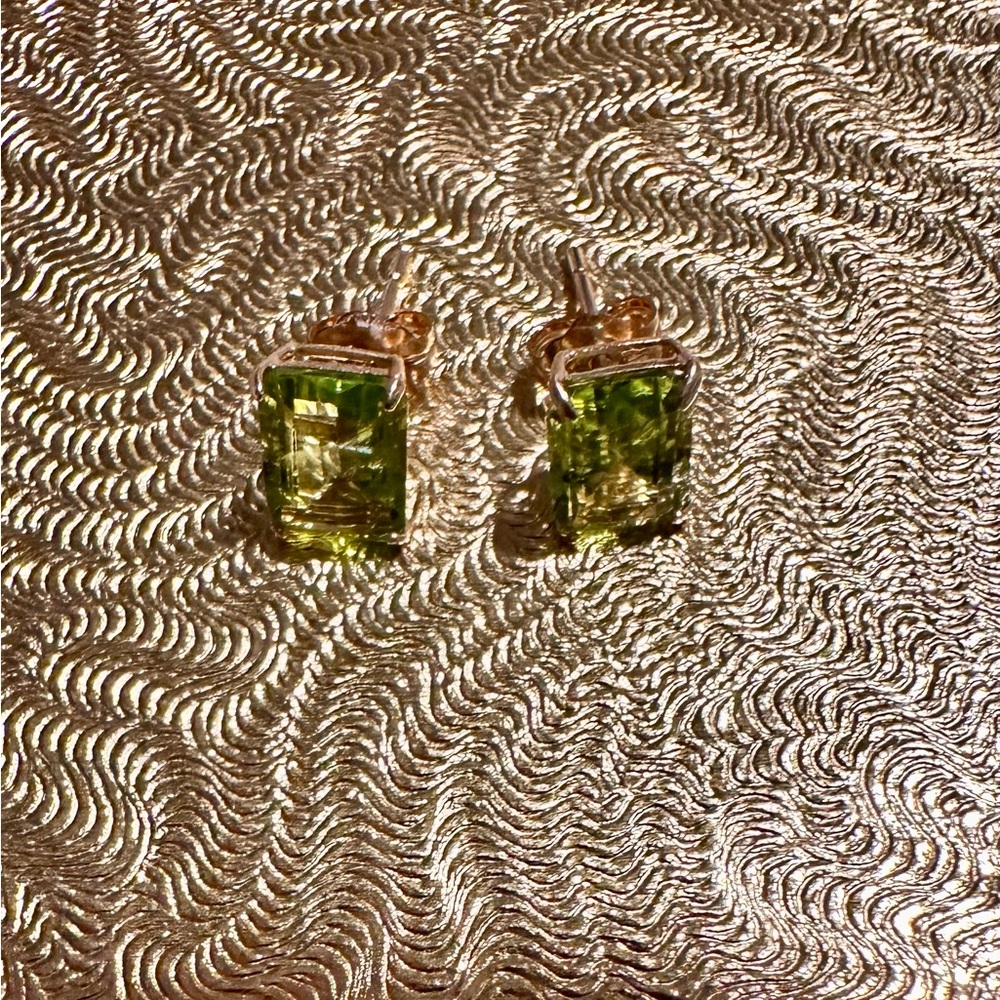 2.14 ct 14K solid Gold Genuine brilliant Emerald cut Peridot  studs - Picture 10 of 10